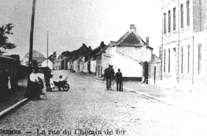 Cuesmes : entrée de la rue du Chemin de fer vers 1910, appelée autrefois " Le Pavé d'Eugies ".
