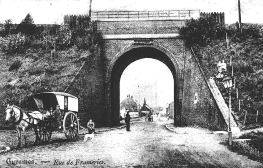 Cuesmes : le pont Clara rue de Frameries. Le laitier, le chien et le quidam ne couraient aucun danger en 1908.