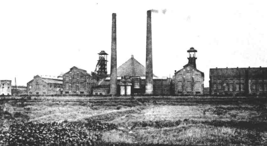 Cuesmes : le puits de l'Héribus. Que deviendra son imposant terril encore bien petit ici vers 1922.