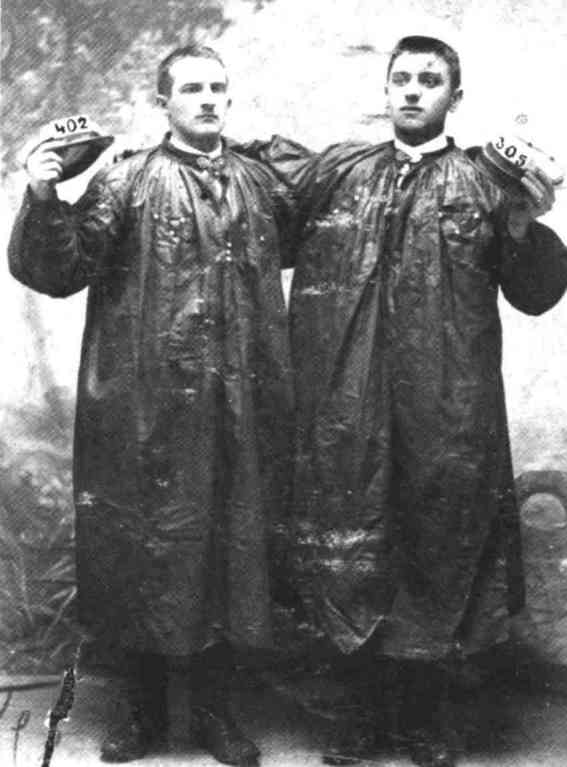 Cuesmes : Ces deux Cuesmois de 1907, portant sarrau et casquette blanche, viennent de participer au tirage au sort, qui avait lieu à Mons. A gauche, Lucien Delsaut, brandissant un numéro plus élevé, a tiré " l' Cocarde".