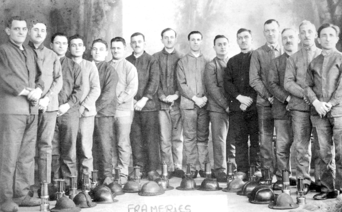 Frameries : personnel de maîtrise dans un charbonnage de Frameries en 1936.