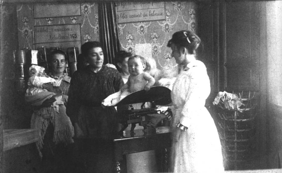 Baudour : distribution de lait et pesée en 1917 au château de Ligne.