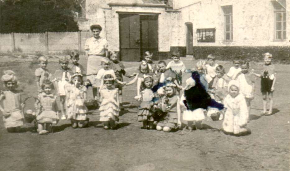 Baudour : 1943 école de Baudour-Centre en 1943. Classe maternelle de Madame CAUCHIE, à ce moment épouse de M. Marius GILLOT, secrétaire communal. Actuellement Restaurant le Faitout.