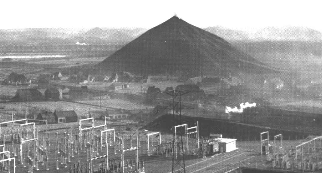 Baudour : Terril des Charbonnages du Borinage (vers 1959). A l'avant plan, le poste haute tension 70 et 150 kV.