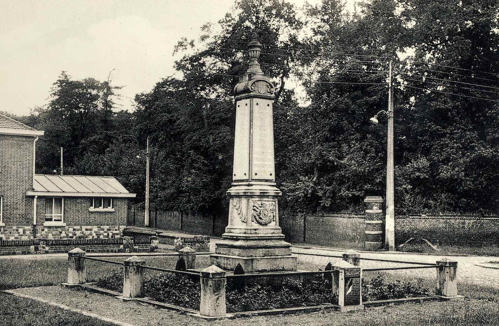 Baudour : Monument aux morts 14/18 et 40/45.