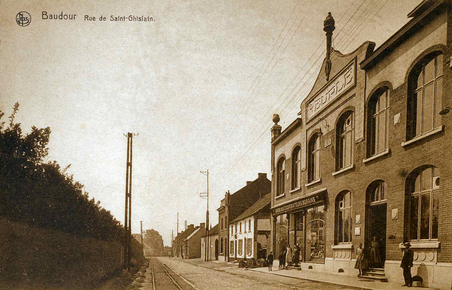 Baudour : Rue de Saint-Ghislain et la maison du peuple.