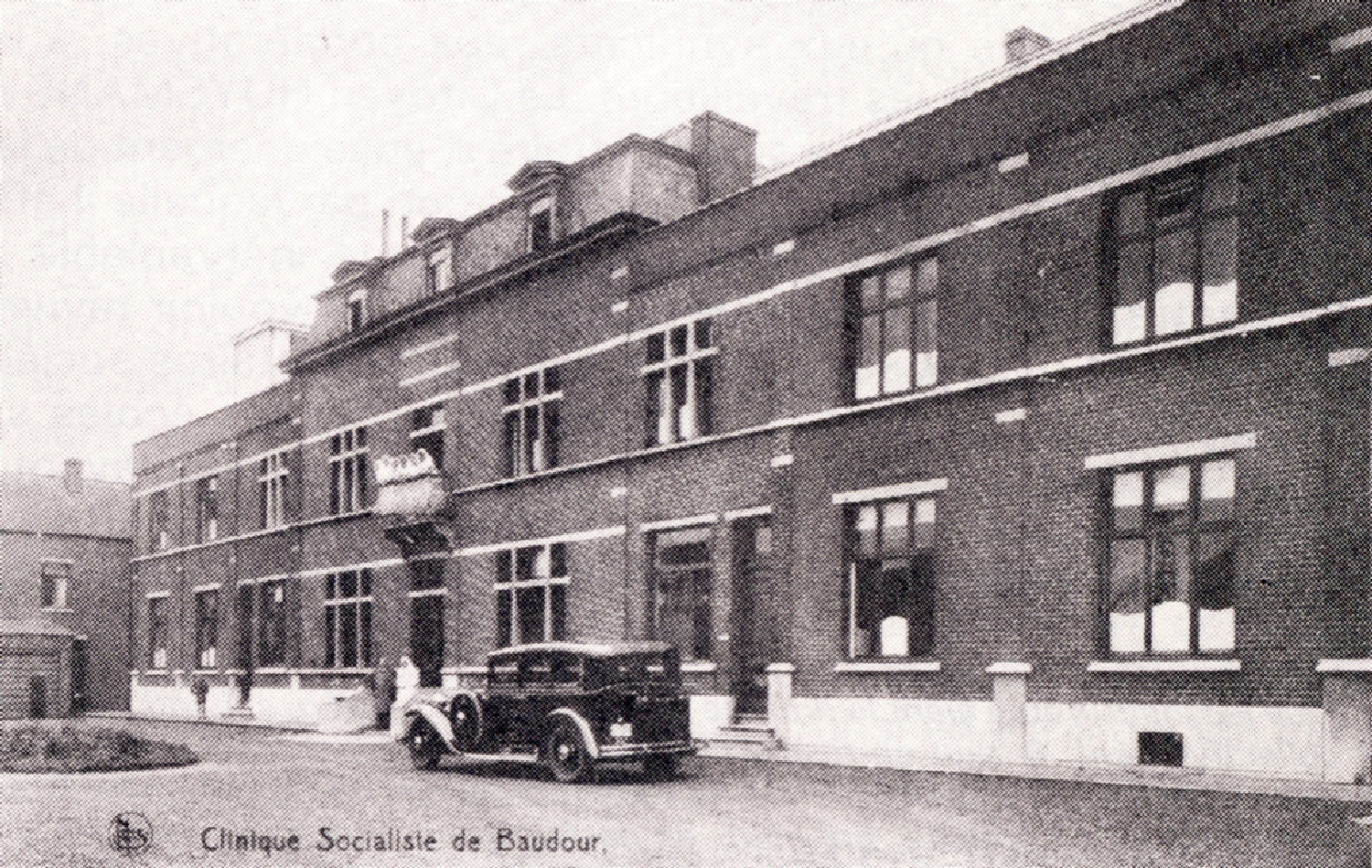 Baudour : Douvrain - Clinique Socialiste. Voiture qui sert au transport des malades  (après 1922).