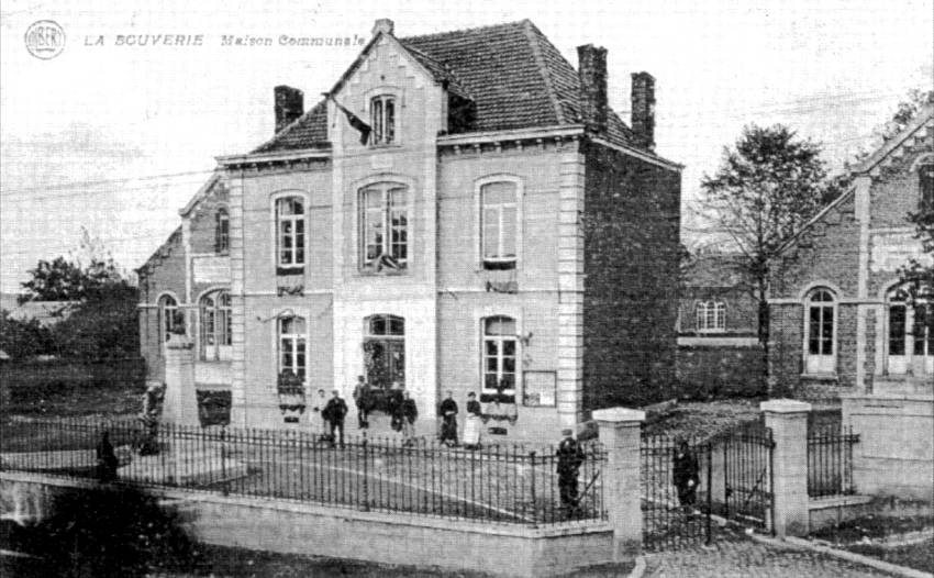 La Bouverie : La Maison communale (à droite) et l'Académie de musique (à gauche)