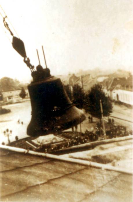 Cuesmes : enlèvement des cloches de l'église Saint-Rémy par les allemands le 1er octobre 1943.