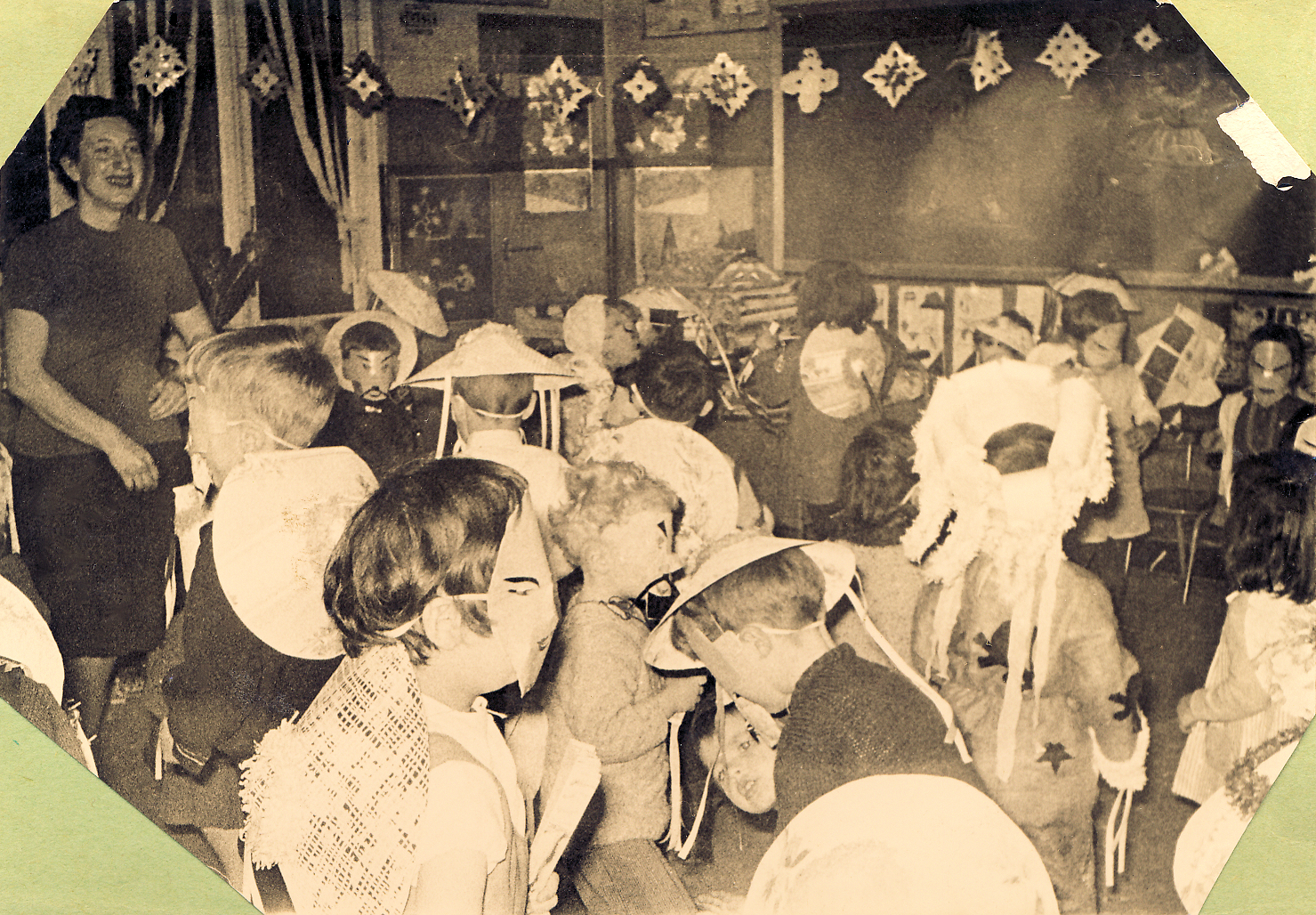 Cuesmes 22 février 1966 - Ecole des Sorbiers Classe Mme Cardinal - Carnaval