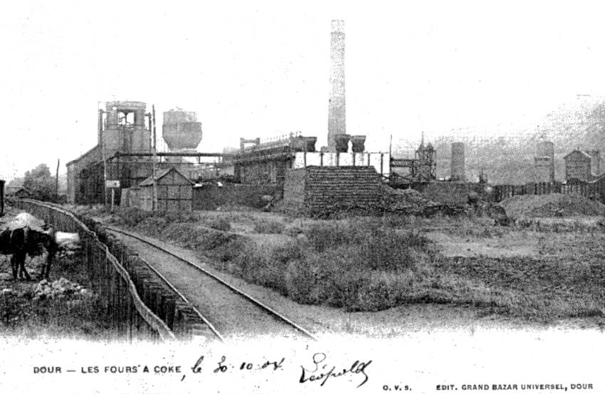 Dour : Les fours à coke de la SA de la Grande Machine à Feu de Dour, à droite le terril de la Grande Machine à Feu (à proximité de la gare de Dour).