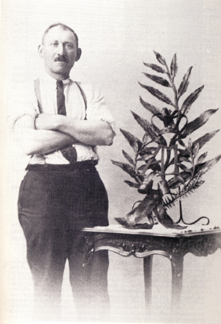 Dour : Albert Auquier ferronnier d'art. Il présente la palme qui fut déposée en son temps sur la tombe du Soldat Inconnu (1922).