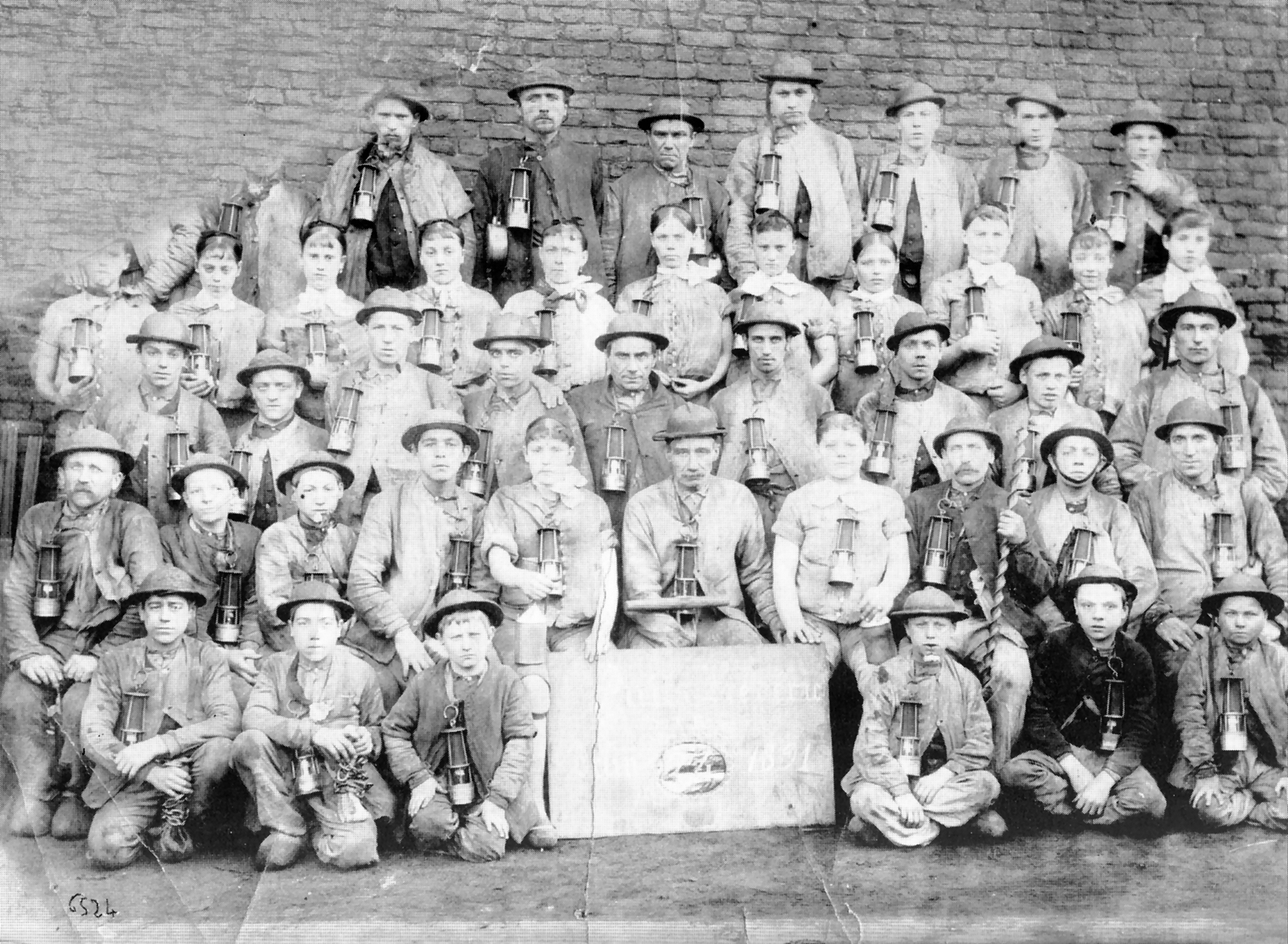 Dour : groupe de mineurs au puits Frédéric de la concession de la Grande Machine à Feu rue de l'Enfer (juin 1891).