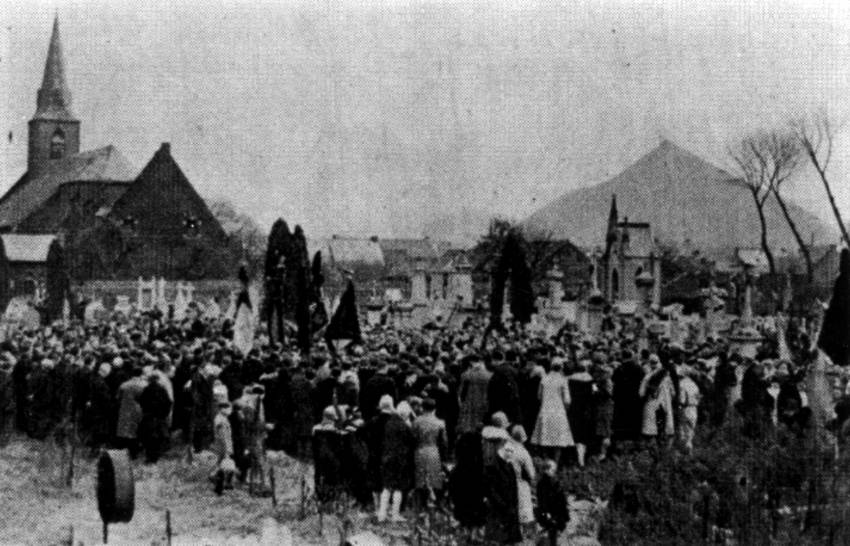 Elouges : Funérailles des Victimes du coup de grisou du 3 avril 1930. A gauche, l'église d'Elouges-Centre et à droite le terril du puits n°4 Grande Veine.