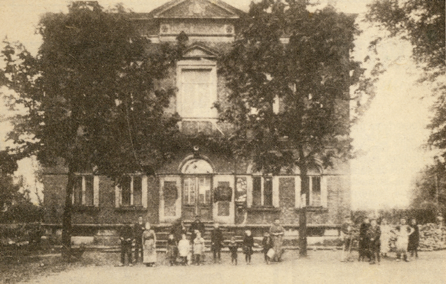 Eugies : Maison communale construite par l'architecte Cario en bordure de la Grand-Place de 1865 à 1867. 