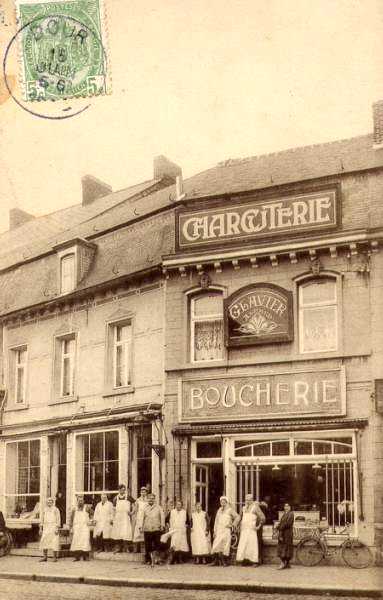 Saint-Ghislain : La boucherie Glavier s'est installée à la rue d'Ath vers 1905. Alfred Glavier est au centre de la photo en veste courte, à sa gauche son épouse, Joséphine Gondry.