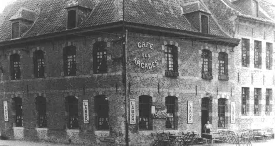 Saint-Ghislain : le café des Arcades construit sur les lieux d'une auberge du XVIe siècle appelée Le Lion rouge.