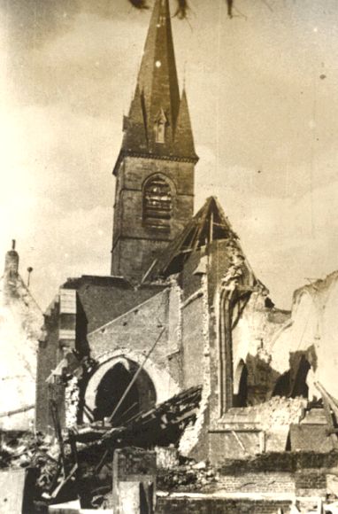 Saint-Ghislain : l"Eglise aprés le bombardement.