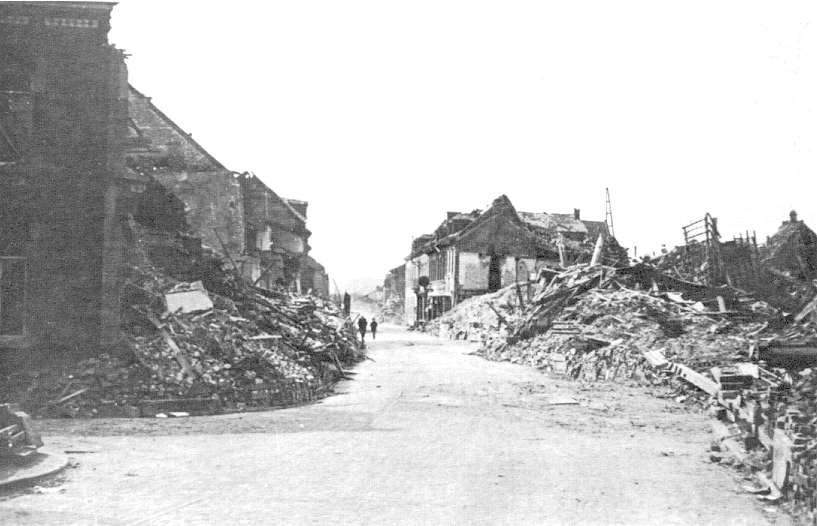 Saint-Ghislain : Grand rue après bombardement de mai 1944.