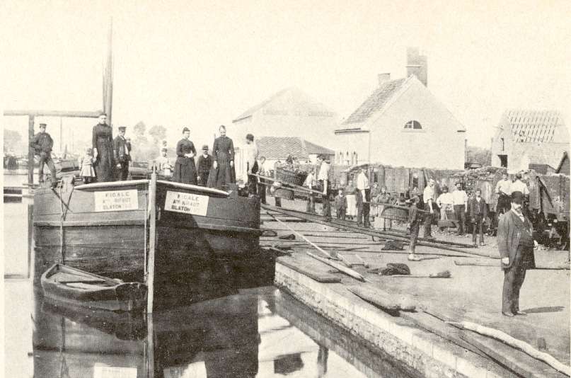 Saint-Ghislain : Déchargement d'un bateau en 1894.