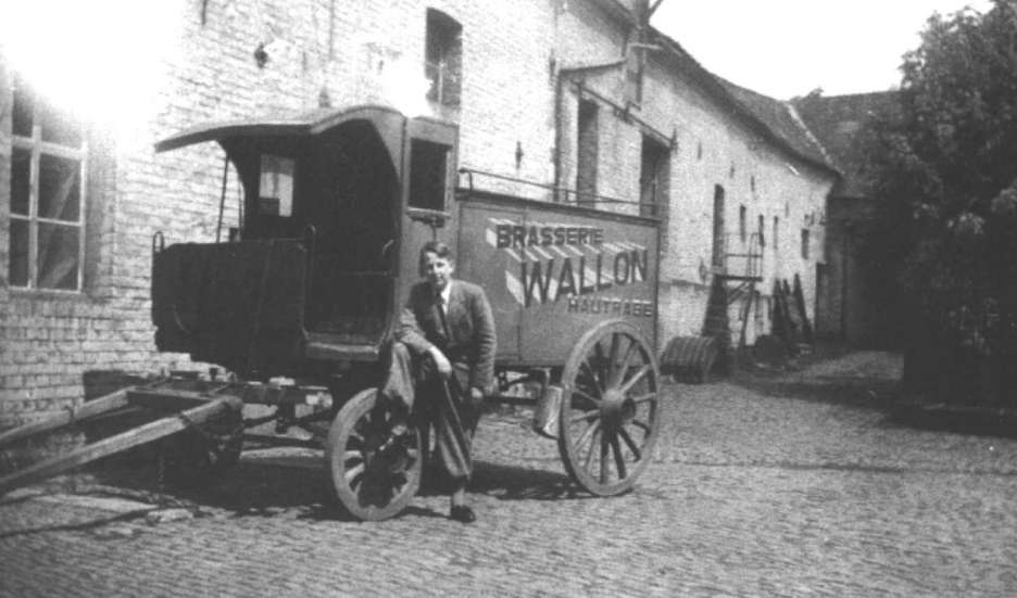 Hautrage : Cour de la brasserie Wallon où un camion hippomobile attend la prochaine livraison. Sur cette photo : Hubert Wallon, petit-fils de Charles qui cessa les activités de la brasserie en 1930.