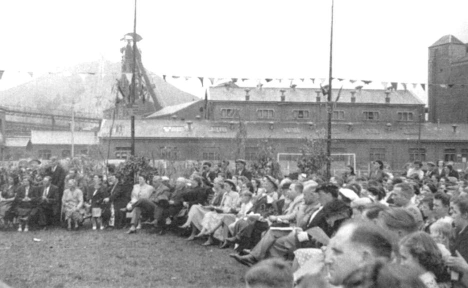 Hautrage : 1956 le charbonnage situé à l'arrière plan du terrain de football comptait plus de 1500 ouvriers dont 589 étaient soit Italiens ou Polonais.