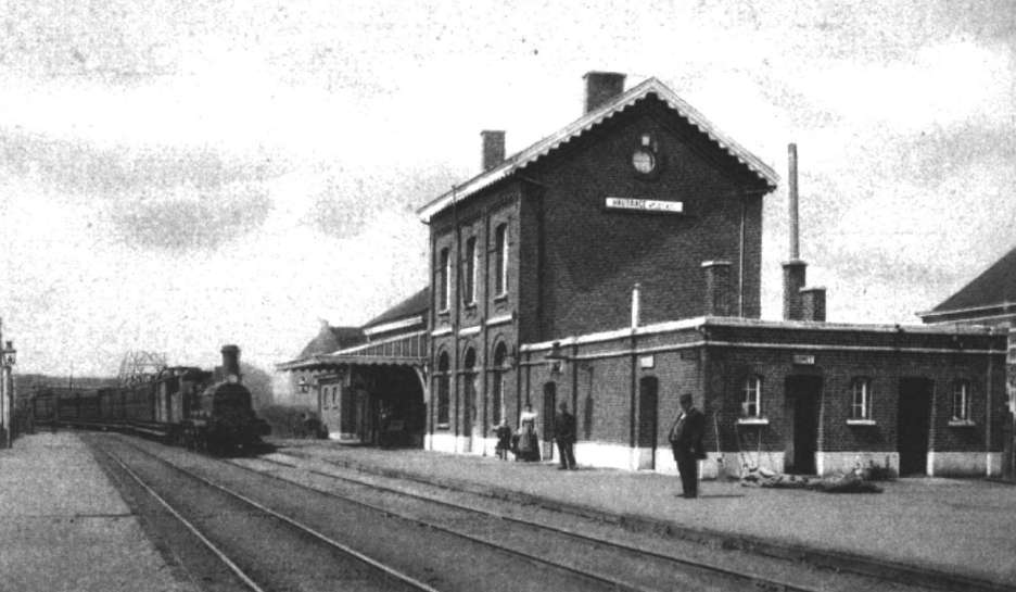 Hautage : la gare d' Hautrage-Etat. Le train qui entre en gare se dirige vers Saint-Ghislain. Cette gare avait été ouverte le 20 novembre 1879.