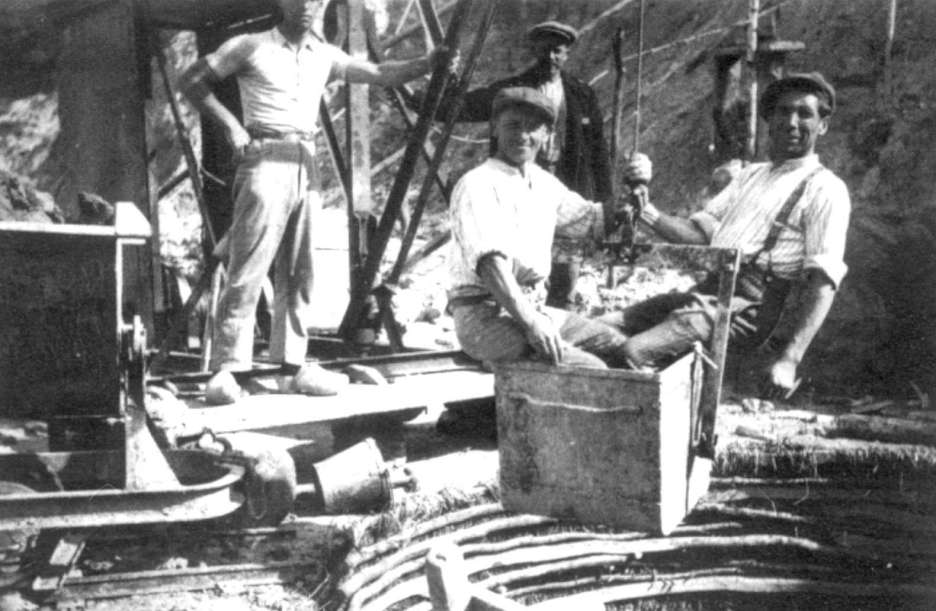 Hautage : extraction de terres plastiques. Ces hommes de surface actionnaient le bourriquet destiné à faire descendre les hommes du fond et à remonter la terre. Les parois du puits étaient consolidées à l'aide de cercles de bois de frêne.