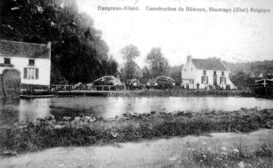 Hautrage : le chantier Clique-Place où 14 ouvriers travaillaient à la construction ou à la réparation des péniches pour le canal de Mons à Condé. En 1921, ce chantier fut racheté par Alfred Dangreau.