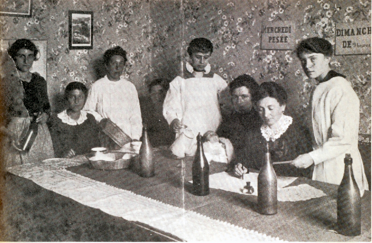 Hornu : Pesée et "goutte de lait" au dispensaire du charbonnage (1920).