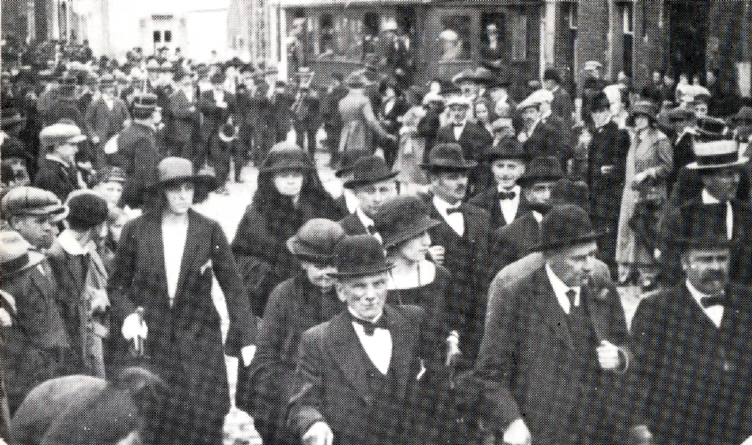 Hornu : Rue Grande, fête scolaire. Le senateur Quinchon accompagné de Brenez (au premier rang à droite) et Madame Mulplas à gauche. (1924).