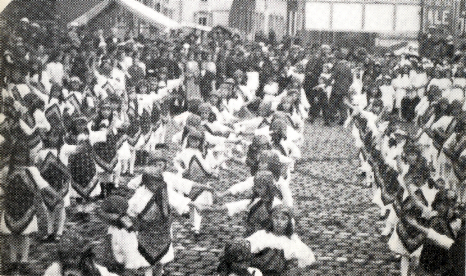 Hornu : Rue Grande, fête scolaire (1924).
