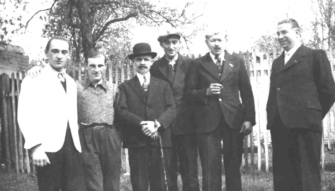Franc - Borégne (à droite) le 19 avril 1942 lors de la 56 ème représentation de sa pièce " La Maison Hantée " (sa deuxième pièce) à Caritas pour les prisonniers de Cuesmes, on reconnaît Mr Franquet (le 4 ème en partant de la gauche).