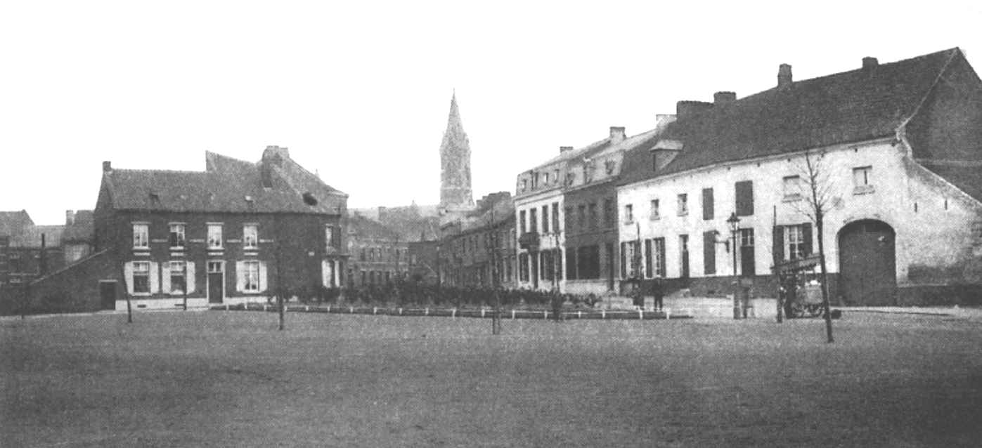 Jemappes : la place de Jéricho en 1905 avec la ferme Debersé. Dans le fond le clocher de l'église qui sera incendiée en août 1914.