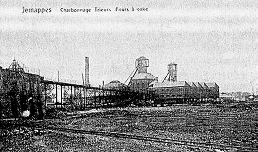 Jemappes 1910 : puits n°27 et 28 de la S.A. des Produits dit "La Nouvelle Fosse" (situé en bordure de la ligne de chemin de fer Saint-Ghislain - Mons à 300 m de la gare).