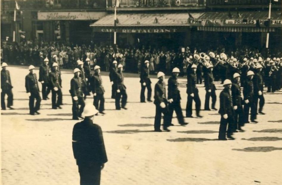 Mons : Mons - Le Doudou, Juin 1951 -Policiers avec leur casque blanc. 