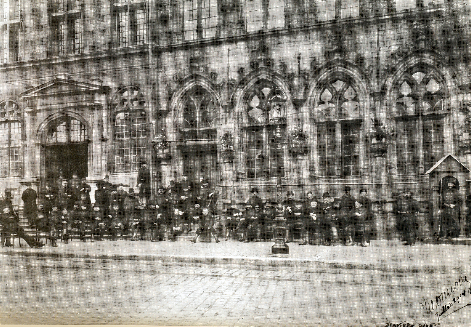Mons : milice citoyenne débonnaire montant la garde devant l'Hôtel de Ville.