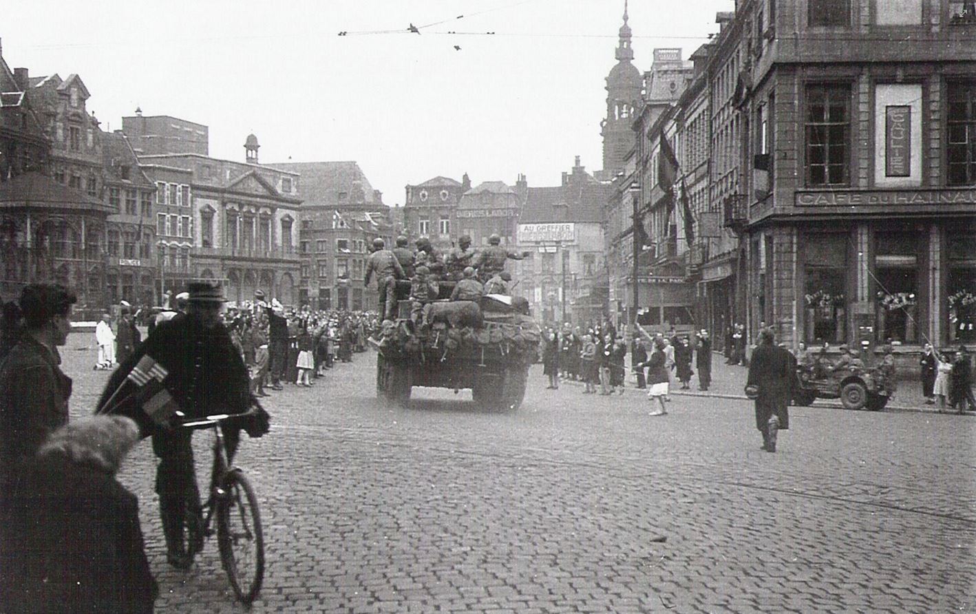 Mons : Grand Place durant la guerre 1944.