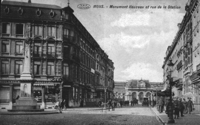 Mons : Monument Houzeau et rue Léopold (anciennement rue de la Station) vers 1912.