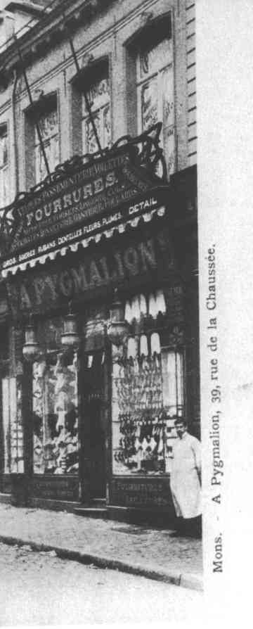 Mons : Rue de la Chaussée. Nous nous trouvons au n° 39 de la rue de la Chaussée, rue déjà très commerçante au début du siècle. Voici un bel exemple de la façon de voir les choses en ce début de siècle en ce qui concerne les vitrines des magasins, ici le magasin A Pygmalion. 