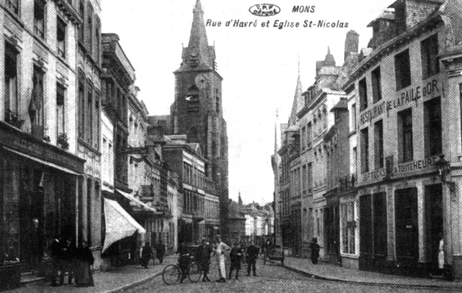 Mons : Le 3 avril 1901, l'église Saint Nicolas vue de la rue du Hautbois. Ce quartier était assez animé et abritait des lieux de rendez-vous aux messagers et voyageurs à destination de Chazleroi, Binche ou Thuin. C'était notamment le cas de la Paille d'Or que l'on voit à droite et qui date de 1793.