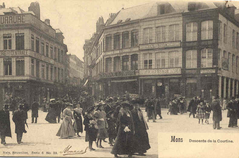 Mons : Passe-temps favori des Montois et Montoises sur la Grand' Place au cours des dimanches ensoleillés. Decente de la  courtine 1903.
