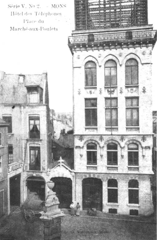 Mons : l' Hôtel des Téléphones, le réseau du téléphone fut installé à Mons en 1884 et, pour abriter le central, on procéda à la construction de ce bâtiment en forme de tour coiffée d'un impressionnant support aérien. Il fut démoli en 1972. Situation : marché aux Poulets.