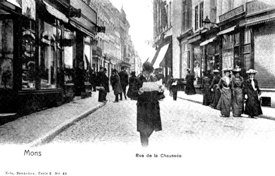 Mons : rue de la Chaussée à une époque à jamais révolue, cet homme en chapeau melon lisant tranquilement son journal en pleine rue de la Chaussée.