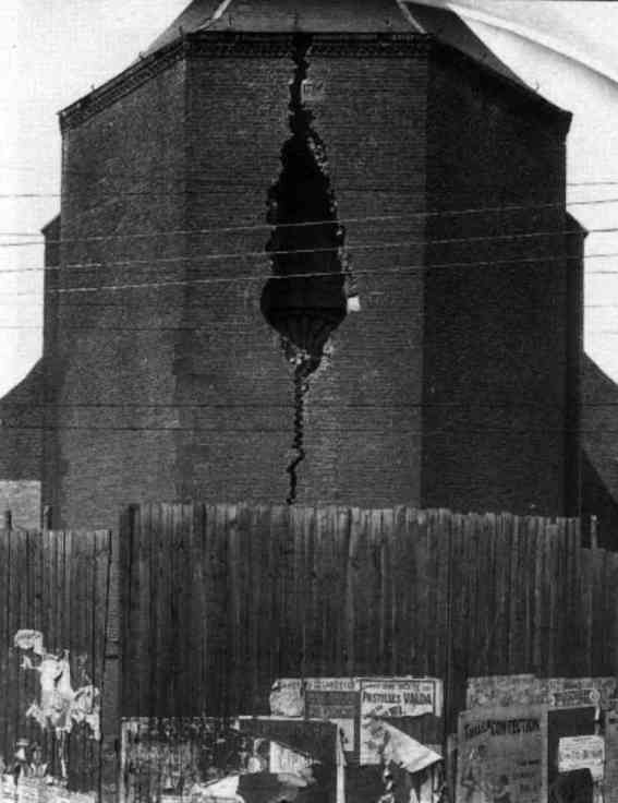 Quaregnon : Mur du choeur de l'église Saint-Quentin montrant la cassure dans la maçonnerie, due une explosion minière. cette photo fur prise en 1909 peu avant les travaux de démolition.