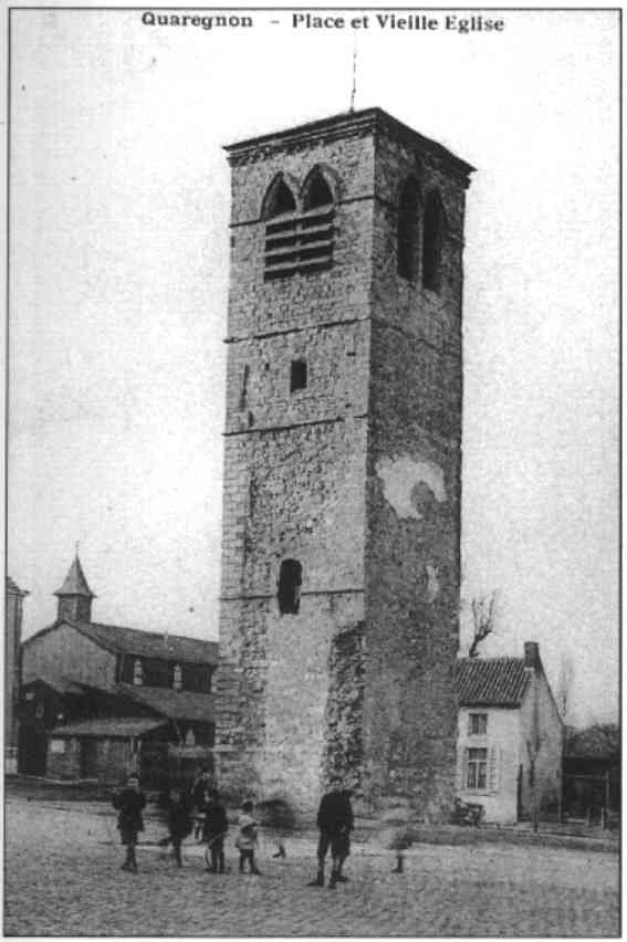 Quaregnon : Ce n'est qu'en 1922 que les restes de la nef de l'église Saint-Quentin furent démolis et les bases de la tour consolidées. Au fond à droite, on voit l'église provisoire en bois qui fut bâtie  en 1907 par Emile Fiévez.