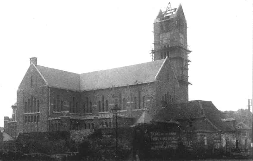 Quaregnon : 1934, la nouvelle église Saint-Quentin est presque terminée. A front de la rue E. Anseele, on peut encore voir une partie de la ferme Malengreau.