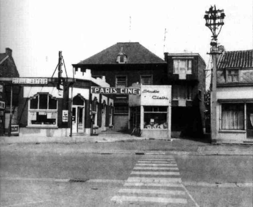 Quaregnon : non loin de l'hôtel de ville, à la rue du Village, un des deux cinémas dénommé Eden Ciné, il devint le Paris ciné. le café à gauche était tenu par Florent Mathieu, coureur cycliste.