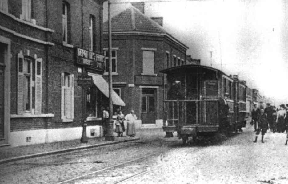 Quaregnon : Quatre-Pavés de Quaregnon vers 1900. un tram électrique se dirige vers Mons sur la ligne créée en 1899 entre Mons et Boussu.