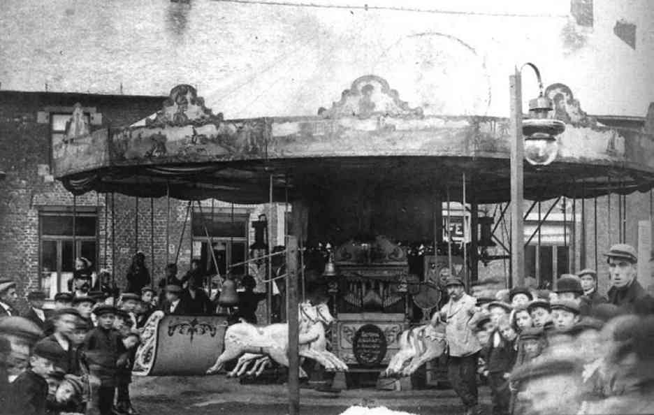 Quaregnon : Ducasse de quartier, carrousel galopant en 1911.